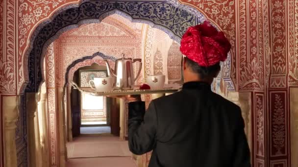 Indie Rajasthan Jaipur Samode Palace Číšník Nesoucí Čaj Podnos Zdobené — Stock video