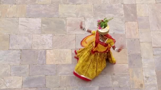 Ινδία Ρατζαστάν Τζαϊπούρ Παλάτι Σαμόντ Γυναίκα Πολύχρωμο Χορό Σάρις — Αρχείο Βίντεο