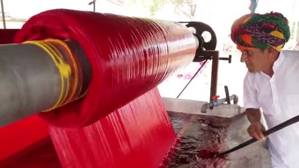 Indie Rajasthan Proces Barwienia Materiałów Fabryce Niedaleko Jaipur Centrum Przemysłu — Wideo stockowe