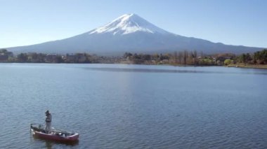 Japonya, Honshu Adası, Fuji Dağı, Kawaguchi Gölü ve Fuji Dağı (3776 metre) arka planda. 