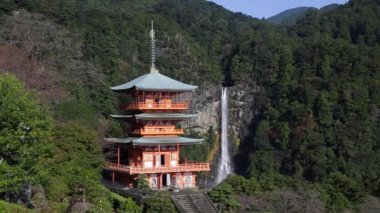 Nachisan Seiganto-ji pagoda Kumano Nachi Tapınağında Nachi Şelalesi arka planda, Wakayama, Japonya 