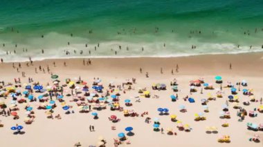 Rio de Janeiro 'daki Copacabana plajında yüzen ve güneşlenen insanlar, Brezilya, Güney Amerika