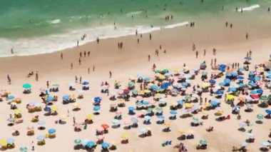 Rio de Janeiro 'daki Copacabana plajında yüzen ve güneşlenen insanlar, Brezilya, Güney Amerika - 4K Zaman atlaması
