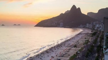 Ipanema Beach ve Dois Irmaos (İki Kardeş) dağı, Rio de Janeiro, Brezilya, Güney Amerika - 4K Zaman atlaması