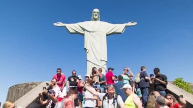 Rio de Janeiro 'daki Corcovado Dağı' ndaki Cristo Redentor heykeli, Brezilya, Güney Amerika - 4K Zaman atlaması