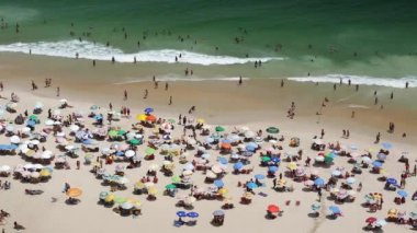 Rio de Janeiro 'daki Copacabana plajında yüzen ve güneşlenen insanlar, Brezilya, Güney Amerika - 4K Zaman atlaması