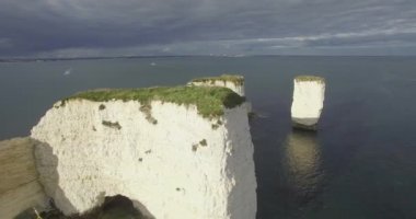 Dorset kıyısındaki Old Harry Kayaları yakınlarındaki tebeşir kayalıkları, Purbeck Adası, Dorset, Birleşik Krallık