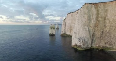 Dorset kıyısındaki Old Harry Kayaları yakınlarındaki tebeşir kayalıkları, Purbeck Adası, Dorset, Birleşik Krallık
