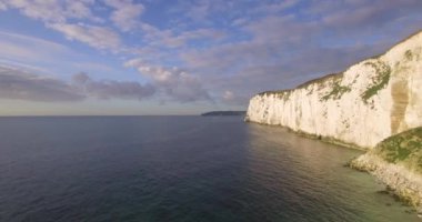Dorset kıyısındaki Old Harry Kayaları yakınlarındaki tebeşir kayalıkları, Purbeck Adası, Dorset, Birleşik Krallık