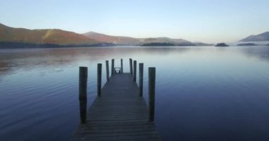 Barrow Körfezi 'ndeki ahşap iskele Derwent Water, Lake District Ulusal Parkı, Cumbria, İngiltere, Birleşik Krallık