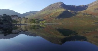 Buttermere Gölü Çamları ve Yüksek Kayalıklar, Lake District Ulusal Parkı, Cumbria, İngiltere, Birleşik Krallık, Avrupa