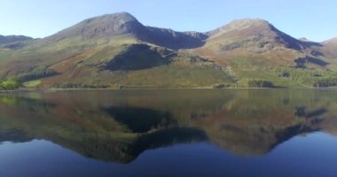 Buttermere Gölü Çamları ve Yüksek Kayalıklar, Lake District Ulusal Parkı, Cumbria, İngiltere, Birleşik Krallık, Avrupa