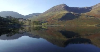 Buttermere Gölü Çamları ve Yüksek Kayalıklar, Lake District Ulusal Parkı, Cumbria, İngiltere, Birleşik Krallık, Avrupa