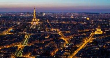Eyfel Kulesi 'nin yüksek manzarası, şehir silüeti ve Paris, Fransa, Avrupa' daki La Defence gökdeleni. 
