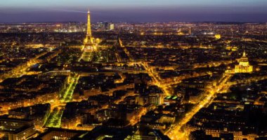 Eyfel Kulesi 'nin yüksek manzarası, şehir silüeti ve Paris, Fransa, Avrupa' daki La Defence gökdeleni. 
