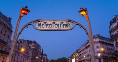 Art deco Metropolitain (Metro) tabelası, Paris, Fransa, Avrupa - zaman aşımı