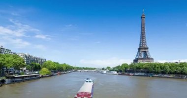 Uzakta Eyfel Kulesi olan Seine Nehri, Paris, Fransa, Avrupa - Zaman aşımı