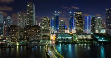 Brickell Key 'den Miami' nin ufuk çizgisine doğru daire kuleleriyle kaplı küçük bir ada, Miami, Florida, ABD