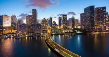 Brickell Key 'den Miami' nin ufuk çizgisine doğru daire kuleleriyle kaplı küçük bir ada, Miami, Florida, ABD