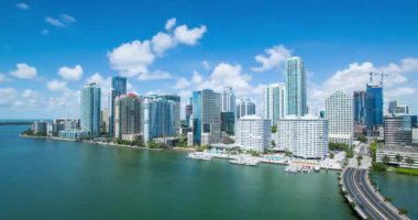 Brickell Key 'den Miami' nin ufuk çizgisine doğru daire kuleleriyle kaplı küçük bir ada, Miami, Florida, ABD