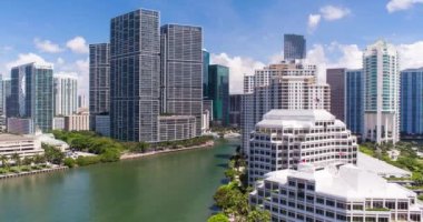Brickell Key 'den Miami' nin ufuk çizgisine doğru daire kuleleriyle kaplı küçük bir ada, Miami, Florida, ABD