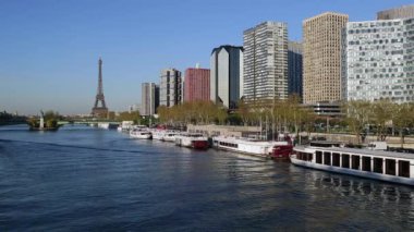 Seine Nehri 'nin sol yakasında yüksek binalar, ve Eyfel Kulesi, Paris, Fransa, Avrupa 