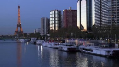 Seine Nehri 'nin sol yakasında yüksek binalar, ve Eyfel Kulesi, Paris, Fransa, Avrupa 