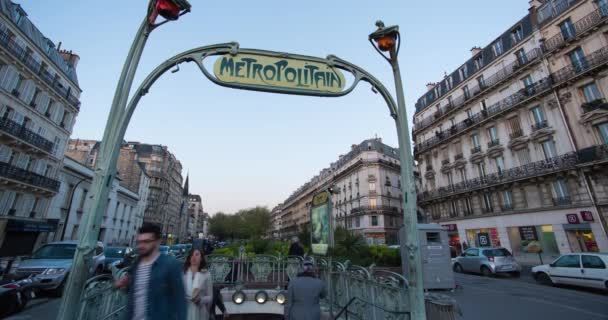 Signo Art Deco Metropolitain Metro París Francia Europa Time Lapse — Vídeos de Stock