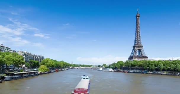 River Seine Med Eiffeltornet Fjärran Paris Frankrike Europa Time Lapse — Stockvideo