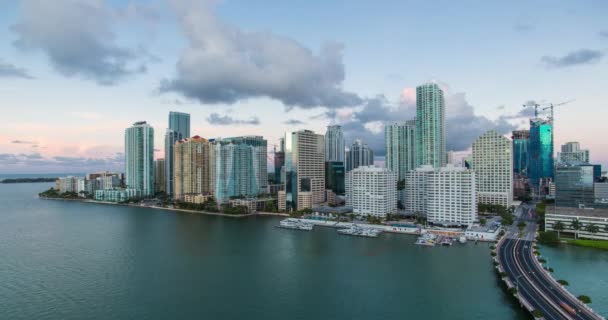 Kilátás Brickell Key Egy Kis Sziget Borított Apartman Tornyok Felé — Stock videók