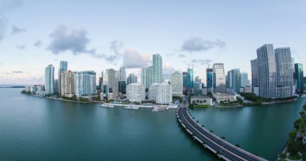 アパートの塔に覆われた小さな島であるBrickell Keyからの眺め マイアミのスカイライン マイアミ フロリダ 時間の経過 — ストック動画