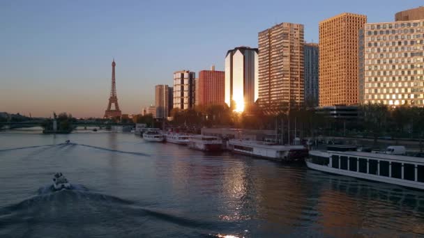 Река Сена Высотными Зданиями Левом Берегу Эйфелева Башня Париж Франция — стоковое видео