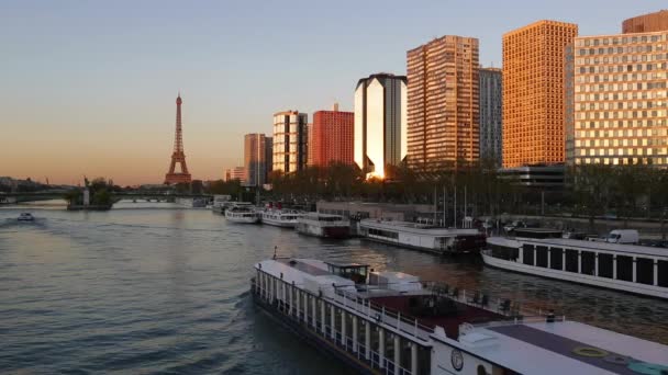 Senna Con Grattacieli Sulla Riva Sinistra Torre Eiffel Parigi Francia — Video Stock