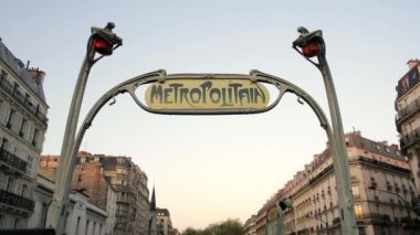 Art deco Metropolitain (Metro) tabelası, Paris, Fransa, Avrupa 