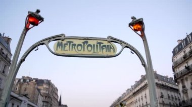 Art deco Metropolitain (Metro) tabelası, Paris, Fransa, Avrupa 