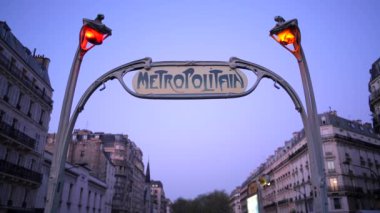 Art deco Metropolitain (Metro) tabelası, Paris, Fransa, Avrupa 