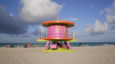 Art Deco tarzı Cankurtaran kulübesi South Beach, Ocean Drive, Miami Beach, Miami, Florida, ABD