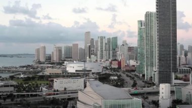 Biscayne Bulvarı 'nın ve Miami, Florida, ABD' nin ufuk çizgisinin manzarası yükseldi. 