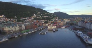Eski liman bölgesi Bryggen, Bergen, Hordaland, Norveç 'teki tarihi ortaçağ ahşap Hanseatik binalarının üzerinde Vgen Limanı' ndan Ulriken Dağı 'na hava manzarası 