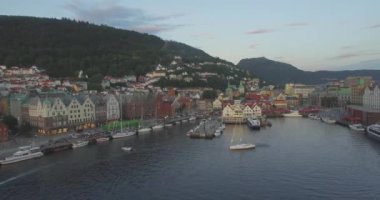 Eski liman bölgesi Bryggen, Bergen, Hordaland, Norveç 'teki tarihi ortaçağ ahşap Hanseatik binalarının üzerinde Vgen Limanı' ndan Ulriken Dağı 'na hava manzarası 
