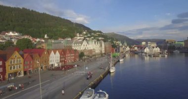 Eski liman bölgesi Bryggen, Bergen, Hordaland, Norveç 'teki tarihi ortaçağ ahşap Hanseatik binalarının üzerinde Vgen Limanı' ndan Ulriken Dağı 'na hava manzarası 