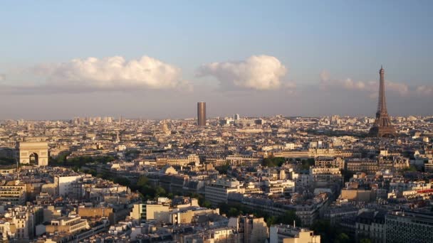 凱旋門とエッフェル塔 屋根の上から見た フランス ヨーロッパ — ストック動画