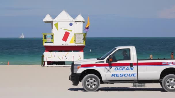 美国佛罗里达州迈阿密海滩海洋大道南岸的装饰艺术风格救生员小屋 — 图库视频影像