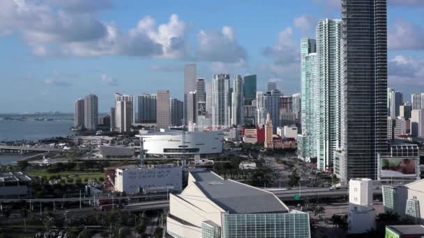 Biscayne大道和美国佛罗里达州迈阿密天际线上方的高程景观 — 图库视频影像