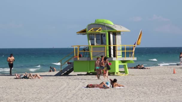 美国佛罗里达州迈阿密海滩海洋大道南岸的装饰艺术风格救生员小屋 — 图库视频影像