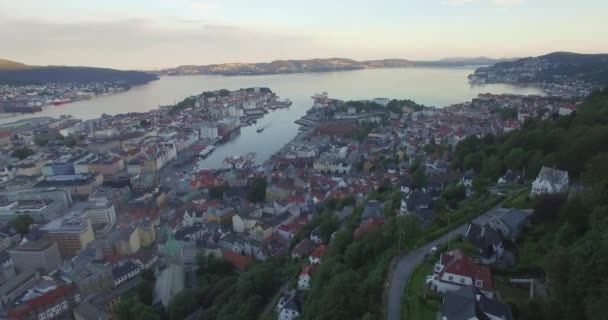 Vista Aérea Porto Vgen Fiorde Byfjorden Cidade Velha Mount Flyen — Vídeo de Stock