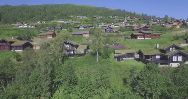 Traditionella Rödmålade Gårdsbyggnader Och Utmed Myrkdalslvi Myrkdalen Voss Norge — Stockvideo