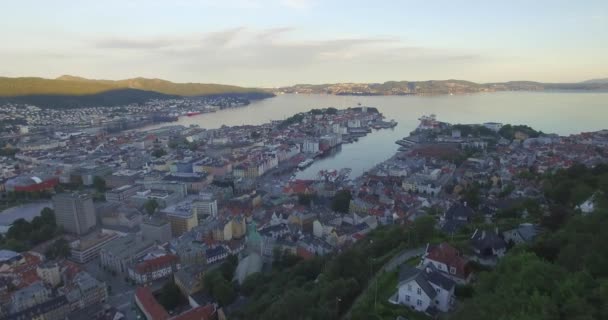 Vista Aérea Porto Vgen Fiorde Byfjorden Cidade Velha Mount Flyen — Vídeo de Stock