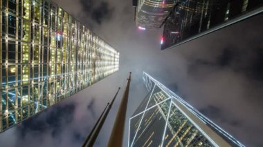 Merkez, Hong Kong Adası, Hong Kong, Çin 'deki gökdelenlerin düşük açılı görüntüsü - zaman aşımı