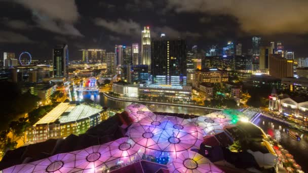 Verhoogd Uitzicht Skyline Van Stad Restaurants Aan Rivier Het Uitgaansgebied — Stockvideo